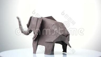 传统<strong>折纸大象</strong>从棕色纸。